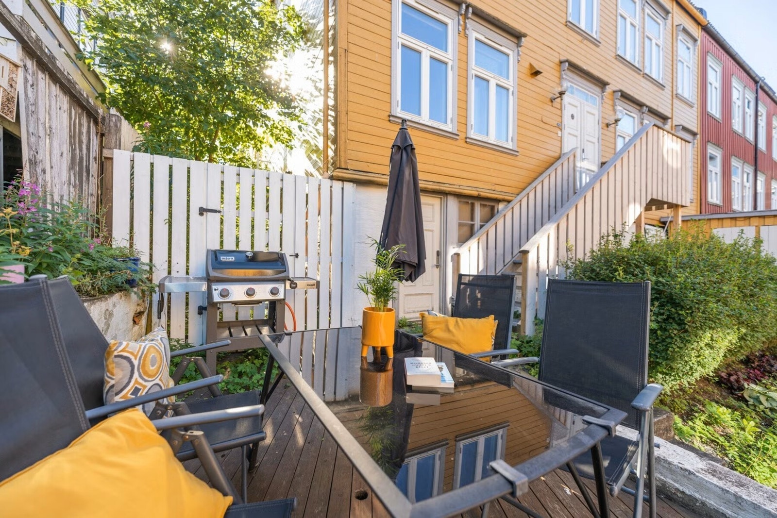 Sommerbilde av uteplassen - hyggelig og rolig bakgård. Foto: Joakim Reinaas. Galleribilde