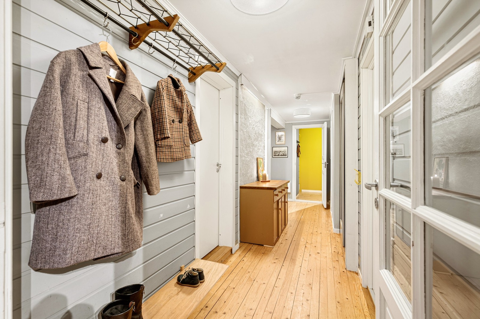 Videre i leiligheten har man en romslig gang/entré idet man kommer inn i leiligheten. Her har man også en skyvedørsgarderobe like til høyre for inngangsdøra God plass! Galleribilde