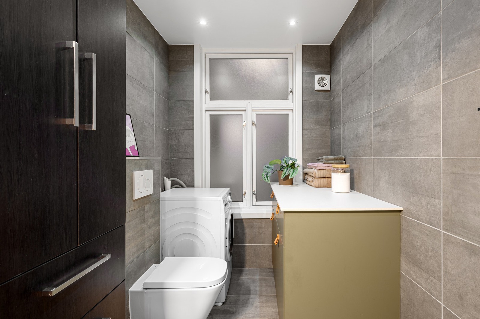 Opplegg for vaskemaskin finnes også på badet. Skjenken til høyre står til info løst, og vil derfor ikke følge ved kjøpet. Galleribilde