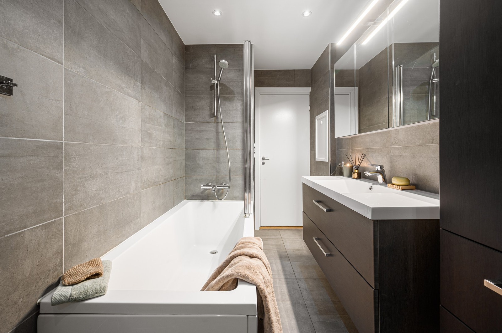 Her har man både badekar, kombinert med dusjløsning, samt godt med oppbevaringsplass i skuffer, speil- og høyskap. Galleribilde