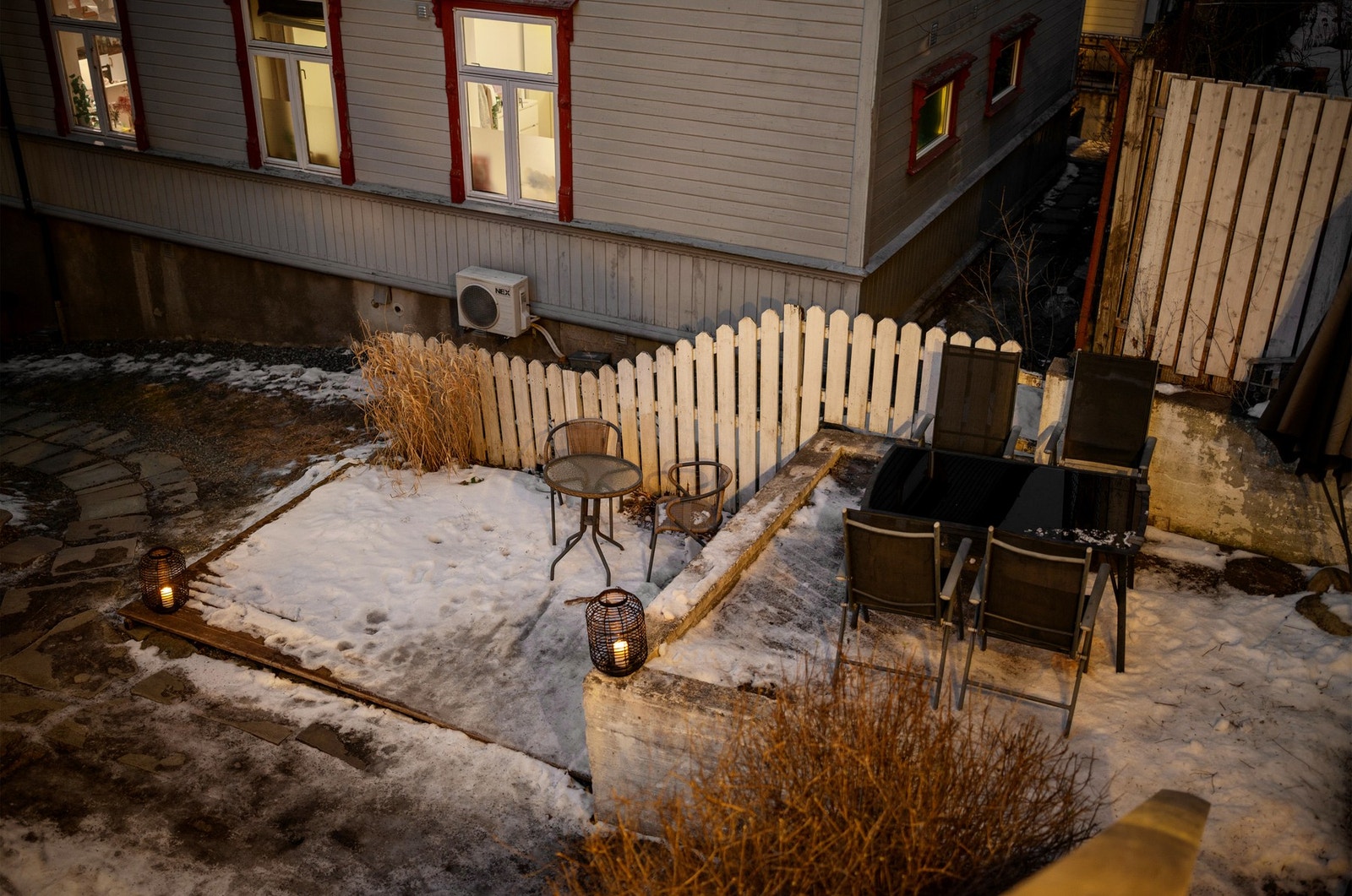 Hyggelig uteplass/platting like utenfor leiligheten. Galleribilde