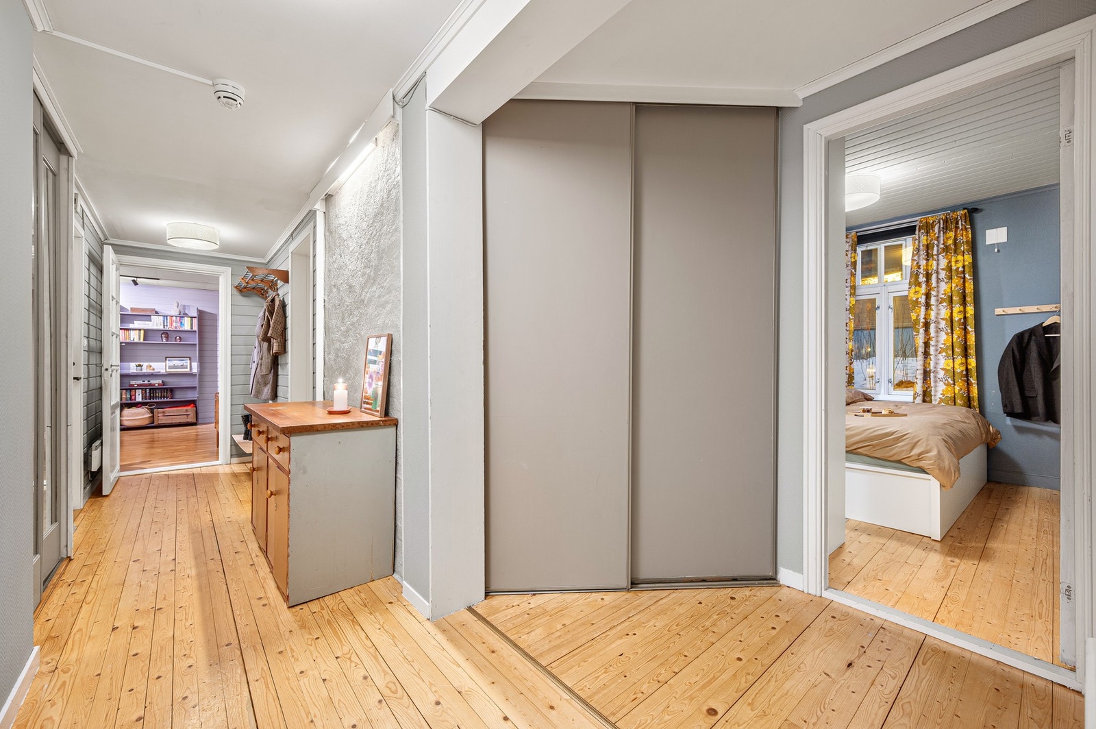 Videre inn i gangen finnes det også et praktisk kott bak skyvedørene - som sørger for god oppbevaringsplass (se neste bilde). Leiligheten har også en ekstern bod i kjelleretasjen. Galleribilde