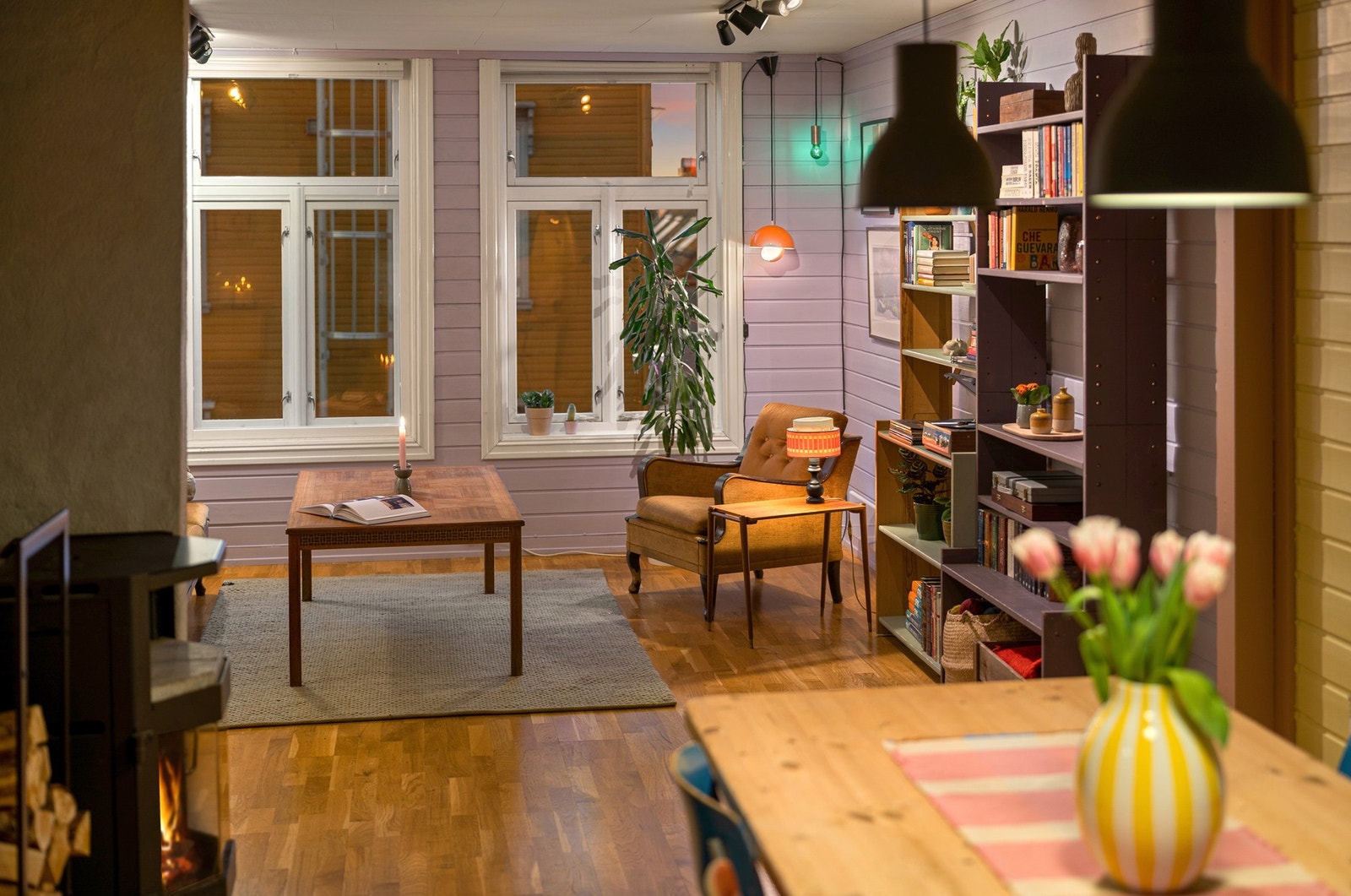 Luftig og romslig planløsning mellom spisestue- og stuedelen. Her har man også en vedovn som varmer godt i vinterhalvåret. Galleribilde