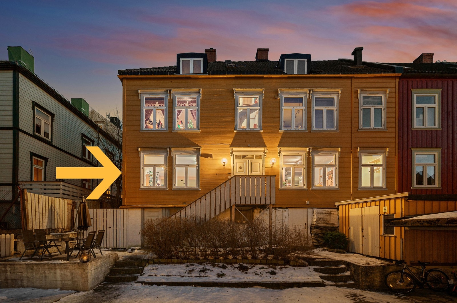 Leiligheten ligger i en høy 1. etasje, i en bakgård trukket vekk fra gateplan. Borettslaget består av to bygg, der det da ligger et bygg i front av dette - ut mot gaten. Galleribilde