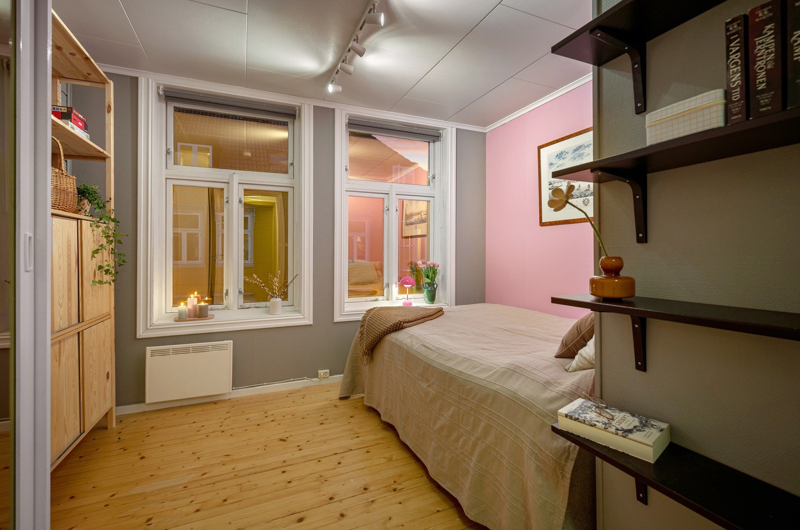 Leilighetens andre soverom: dette måler 9,3 kvm og oppleves romslig. To store vinduer bidrar til en ekstra luftig romfølelse. Alle soverommene har tregulv - fin helhetsfølelse i leiligheten. Galleribilde