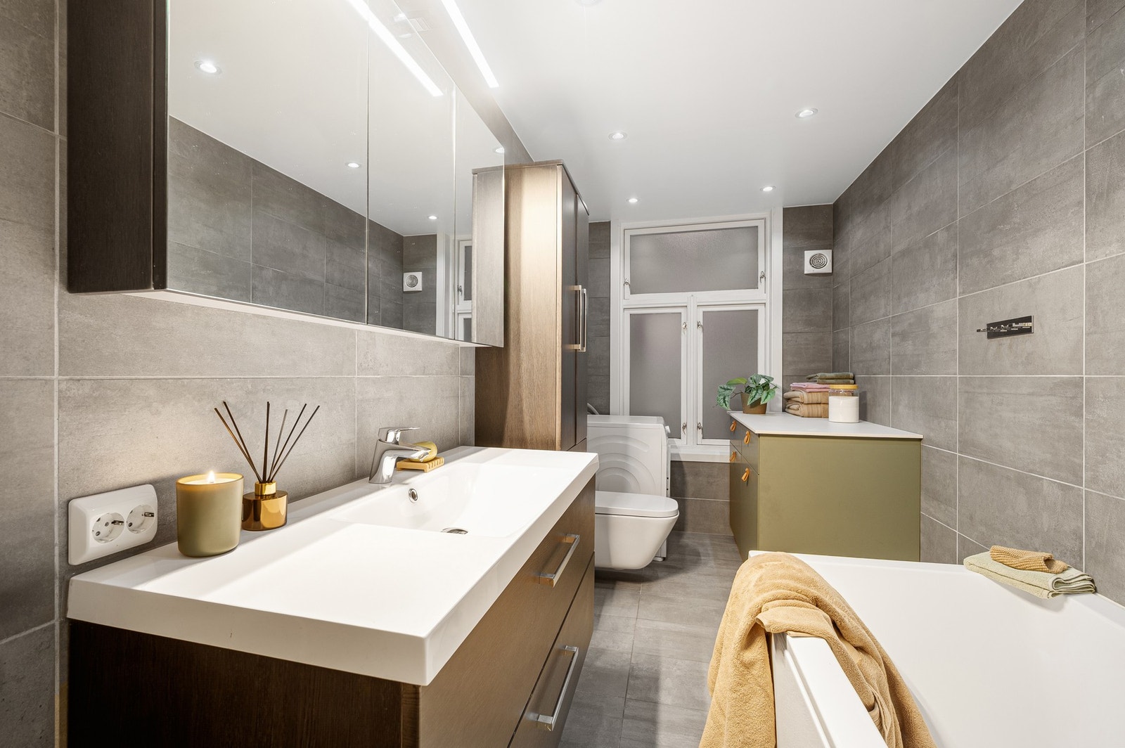 Delikat og flott bad som ble pusset opp i 2018 av innleide håndverkere. Tidløse fargevalg, og fliser på vegger og gulv. Galleribilde