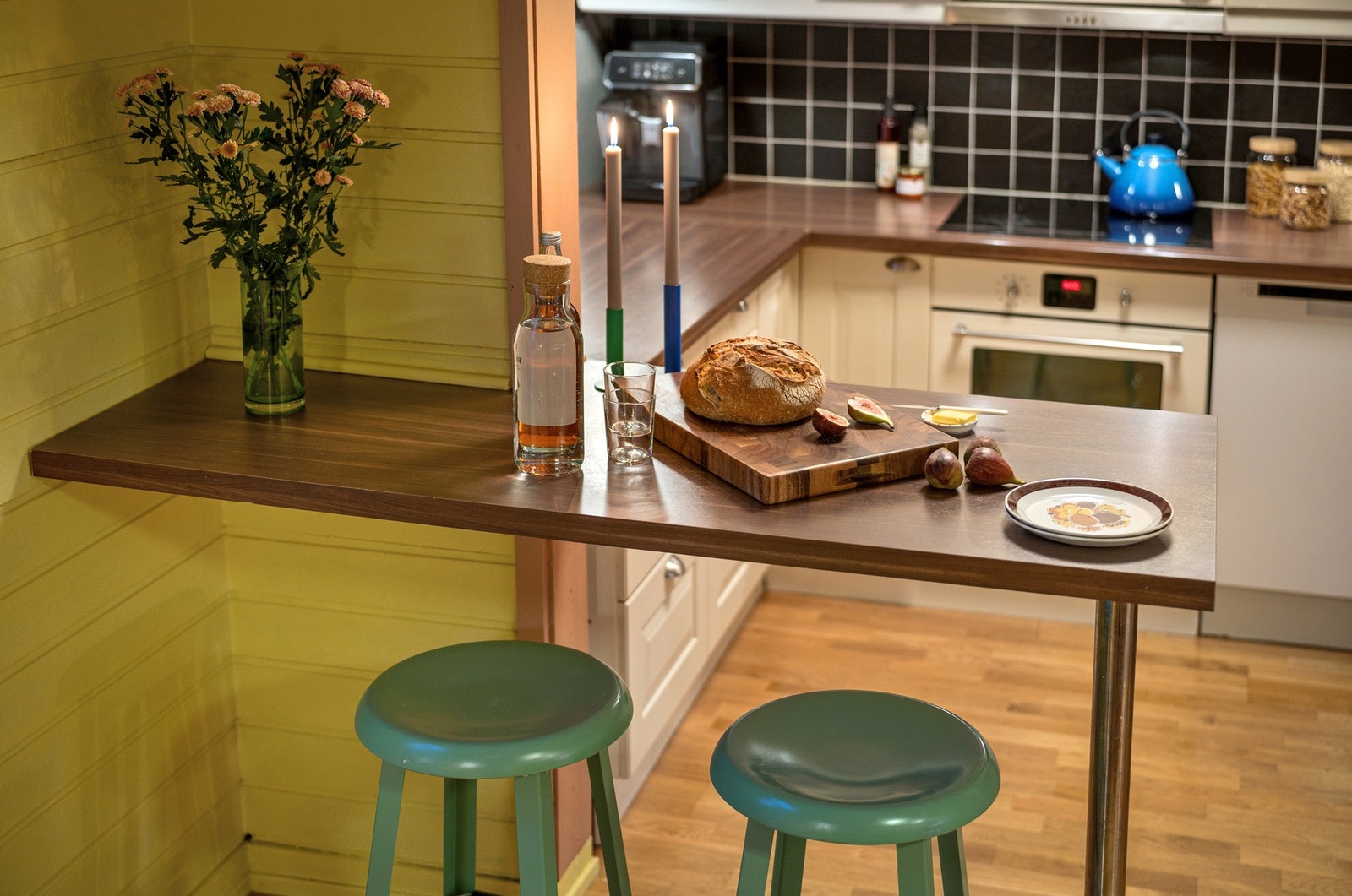 Herlig med en frokost- eller arbeidsplass mellom kjøkkenet og spisestua. Galleribilde