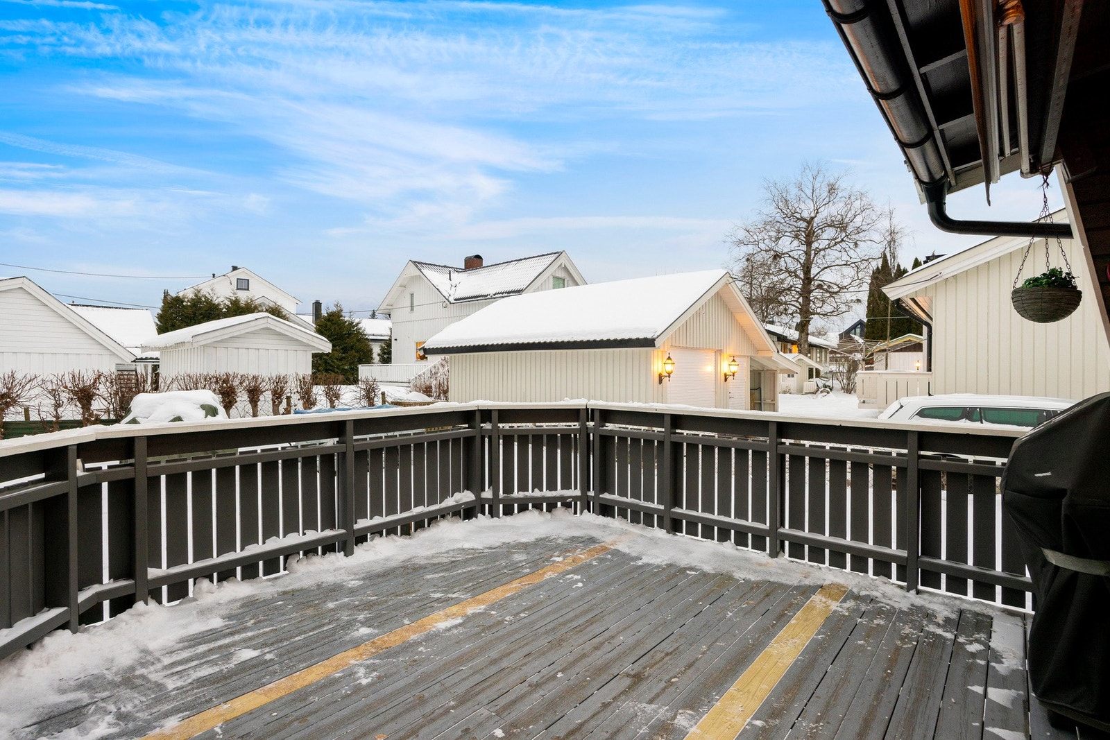 Foran inngangspartiet er det en stor sørvendt veranda på 13m2, med god plass til møblering av hagegruppe og grill. Galleribilde