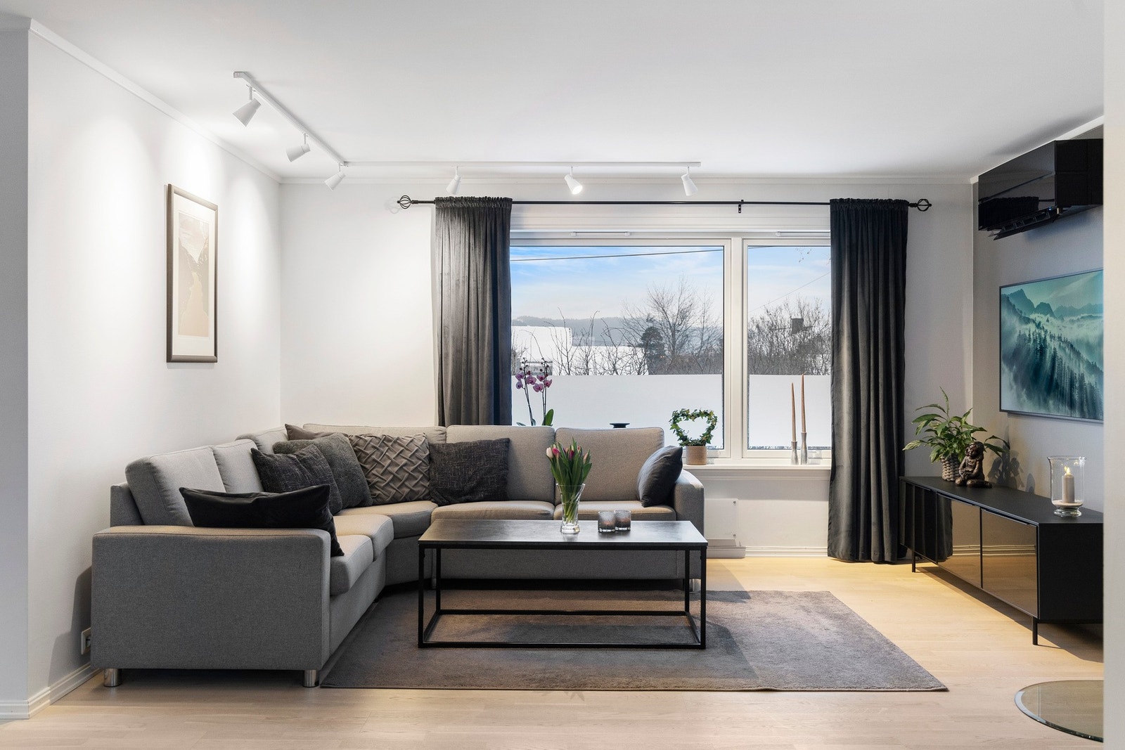 Stuen har god plass til møblering av sofagruppe, stuebord og medievegg. Galleribilde