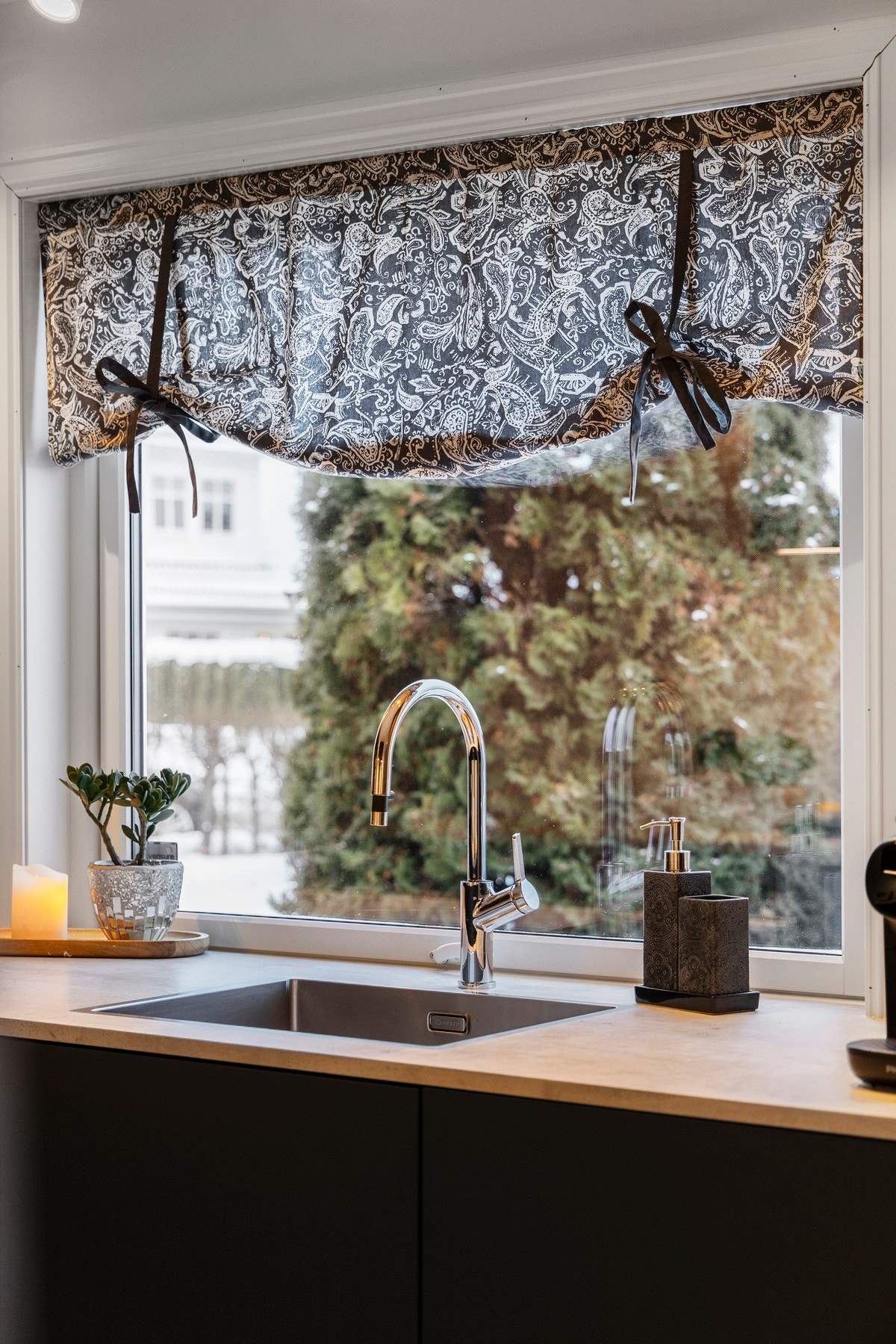 Nedfelt oppvaskkum med ett-greps armatur. Det er montert automatisk vannstopper. Galleribilde