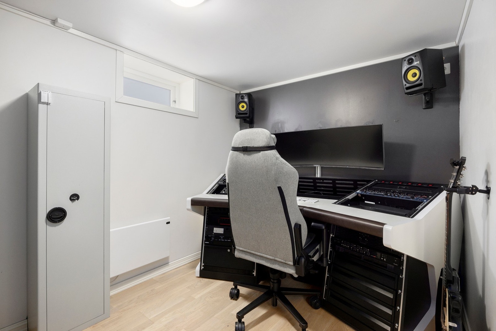 Kontor- eller hobbyrom med god plass til diverse utstyr. Galleribilde