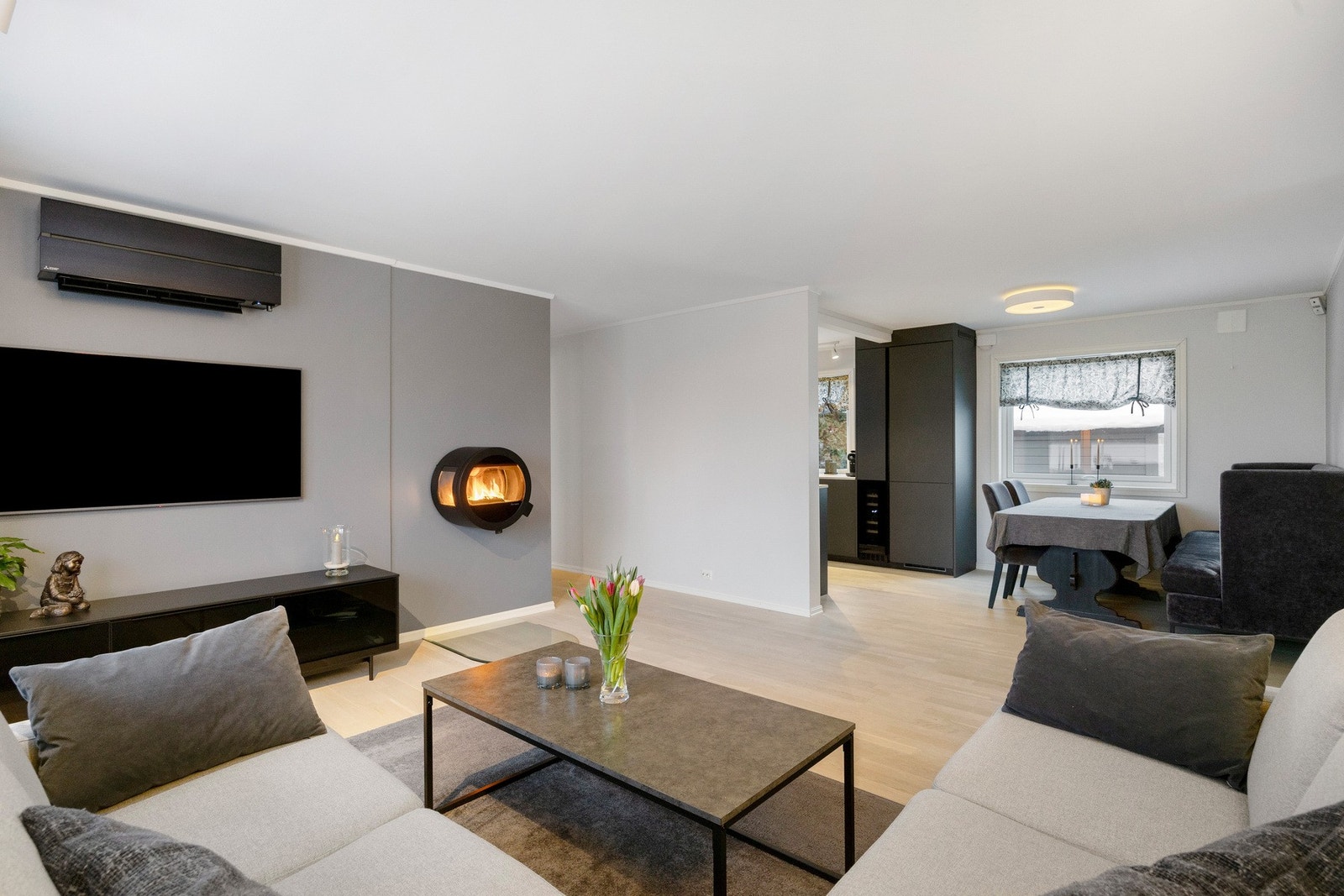 Kjøkkenet ligger i en delvis åpen løsning mot stuen. Her kan du lage mat skjermet fra den sosiale stuedelen. Galleribilde