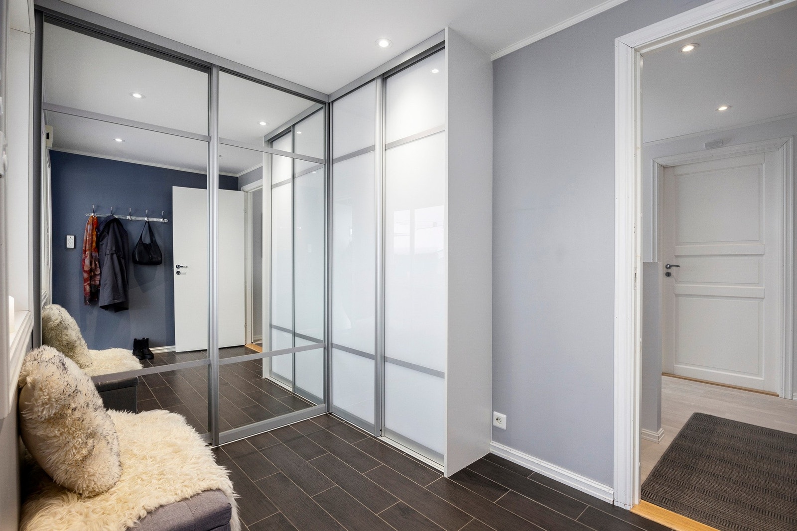 Velkommen hjem! Her blir du møtt av et lyst og åpent inngangsparti. Det er god plass til oppbevaring av yttertøy og sko. Galleribilde