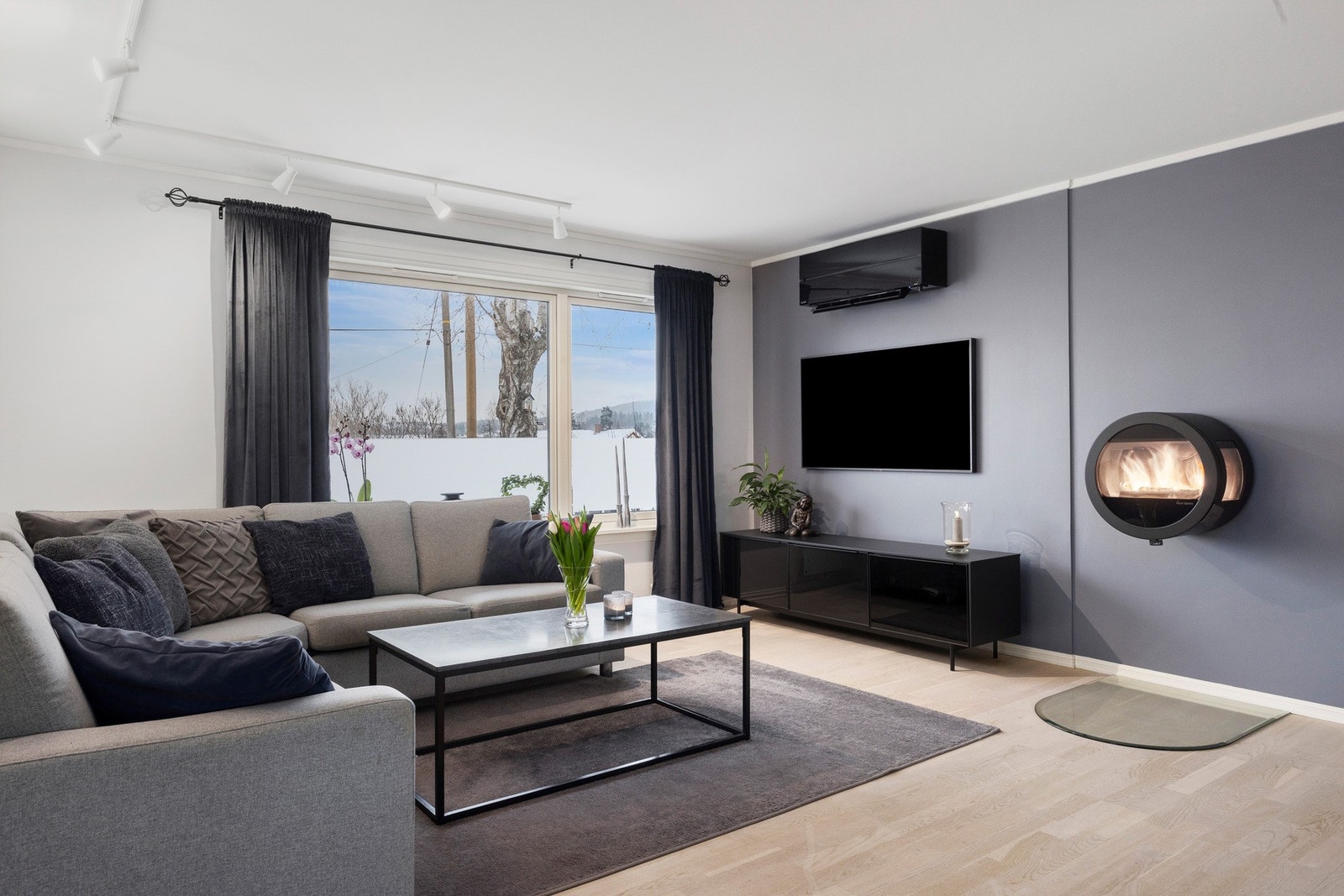 Stuen har store vindusflater, hvilket gjør boligen lys og luftig. Galleribilde