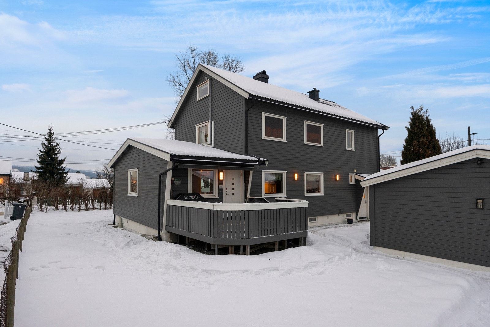 Boligen er beliggende på Høybråten, i et trygt og barnevennlig område! Galleribilde