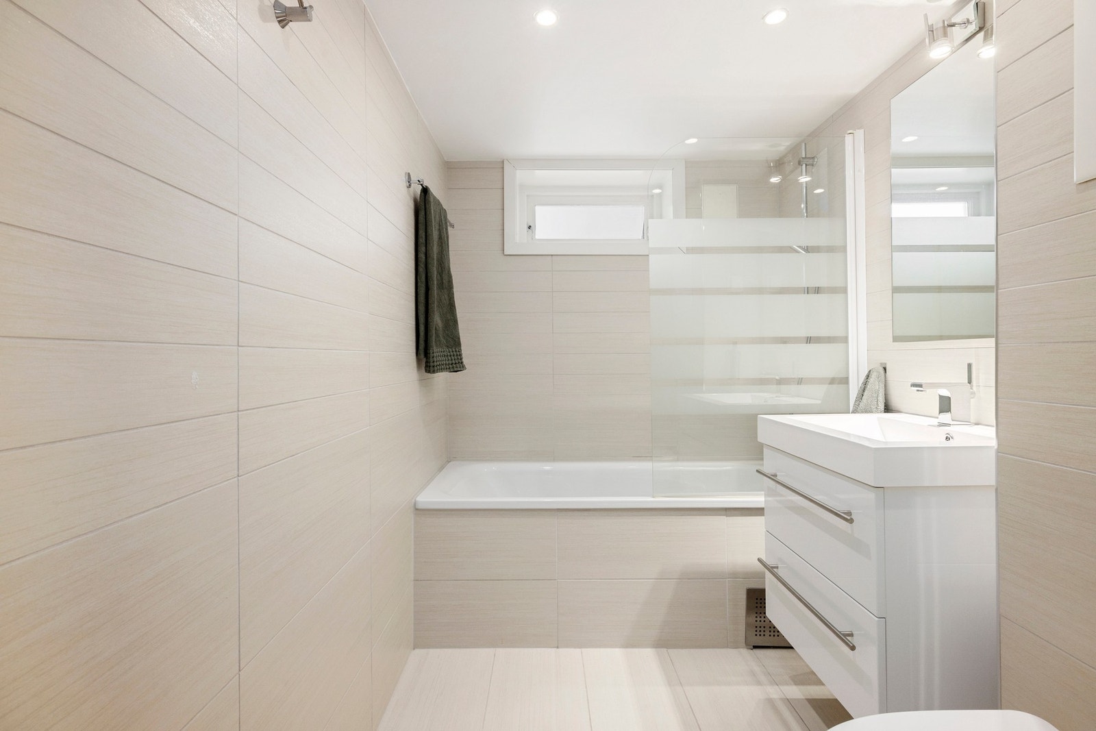 Lyst og pent flislagt bad fra 2011. Det er varmekabler i gulvet som gir en god temperatur. Galleribilde