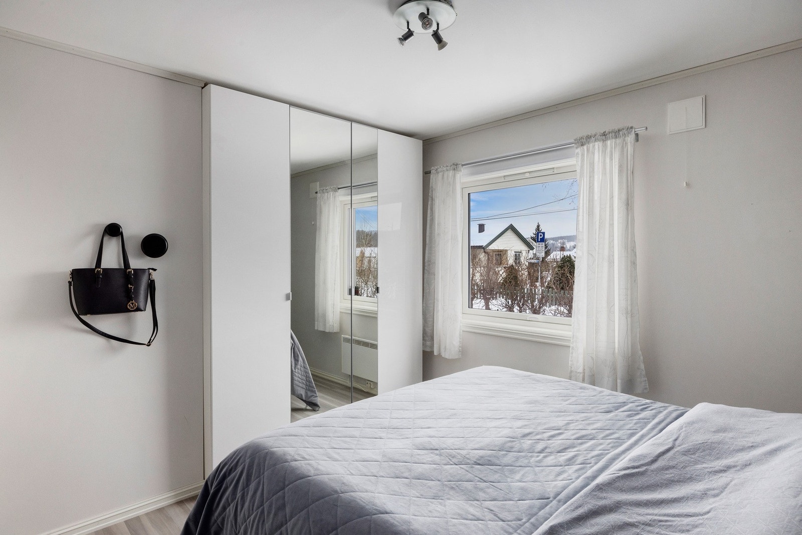 Det er god plass til en romslig garderobe og dobbeltseng med tilhørende nattbord. Galleribilde