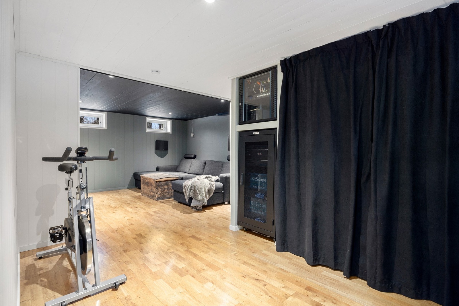 Kjelleren gir boligen ekstra fleksibilitet som er perfekt for familier. Galleribilde