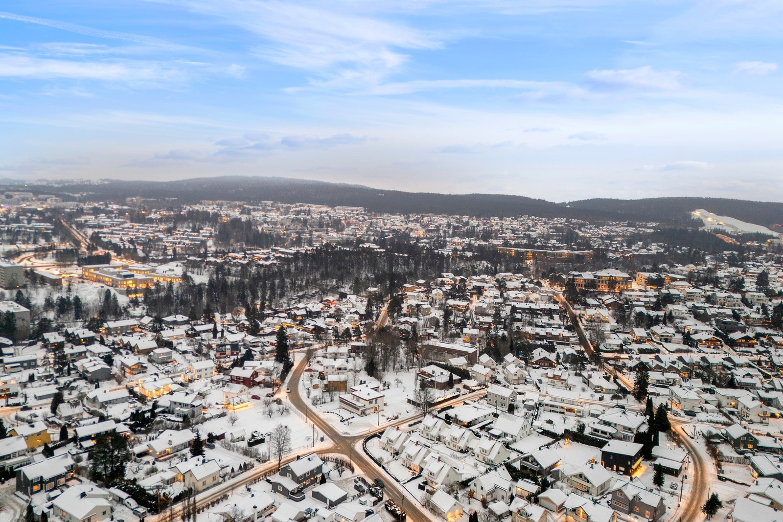 Nærmeste busstopp er ca. 200 meter unna boligen. Her går linje 64. Galleribilde