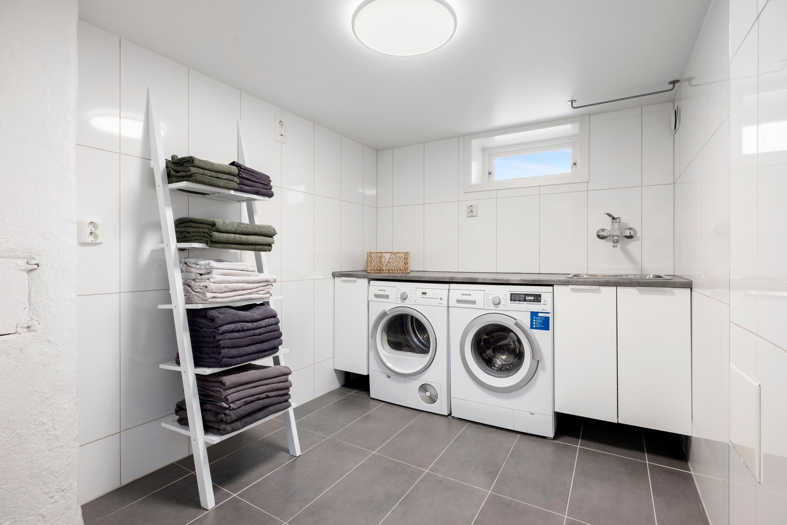 Et eget praktisk vaskerom. Innredet med vask og opplegg for vaskemaskin. Galleribilde