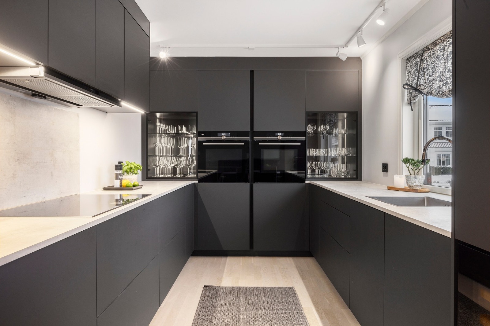 Dette lekre kjøkkenet er fra 2019. Her har du store arbeidsflater samt godt med lagringsplass til kjøkkenutstyr. Galleribilde