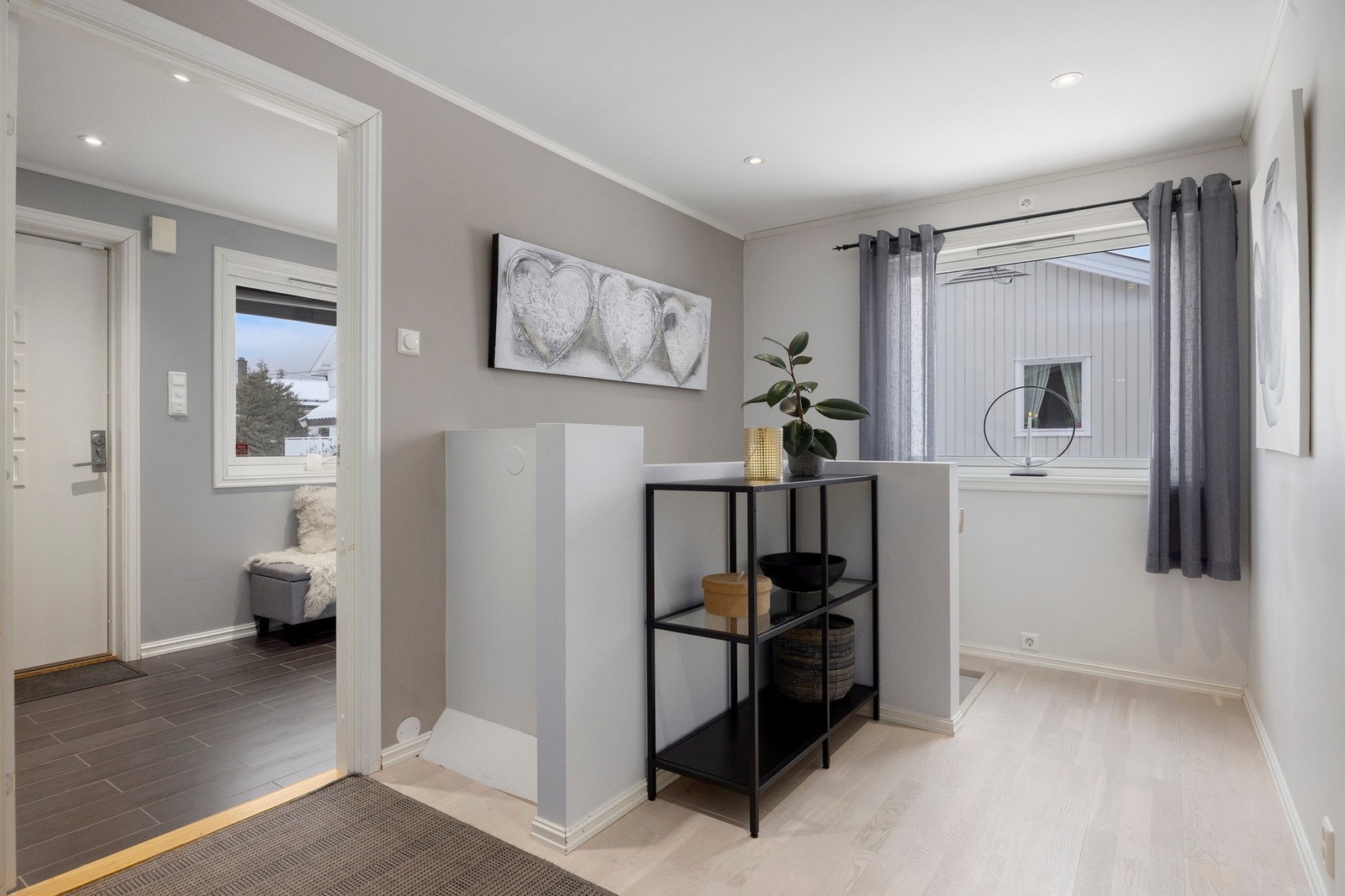 Hyggelig mellomgang med trapp ned til kjelleren Galleribilde