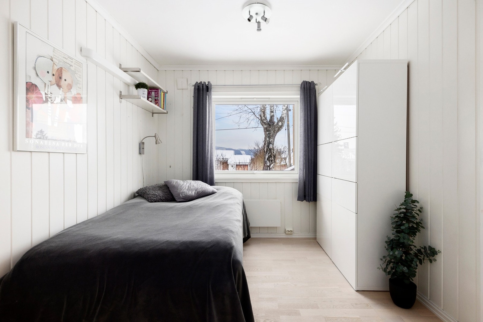 Det andre soverommet passer ypperlig som barnerom. Her er det god plass til møblering av seng, nattbord og garderobeløsning. Galleribilde