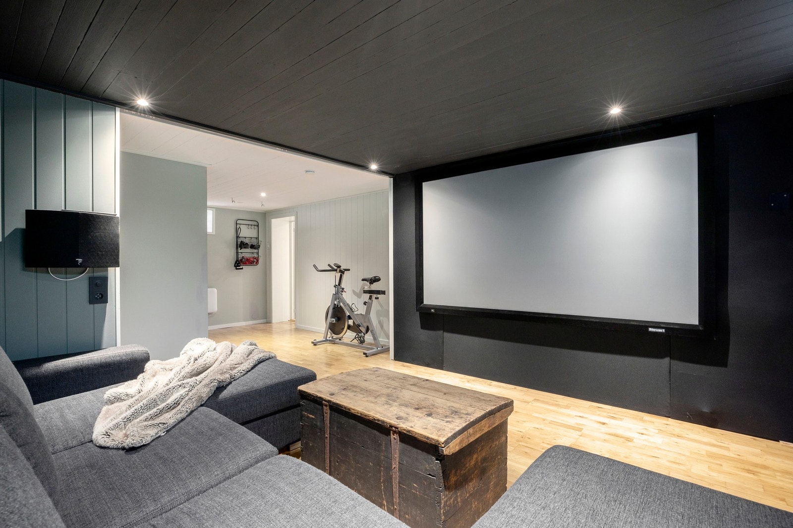 Stor kjellerstue som er perfekt for filmkvelder eller for den som vil trekke seg litt unna. Galleribilde