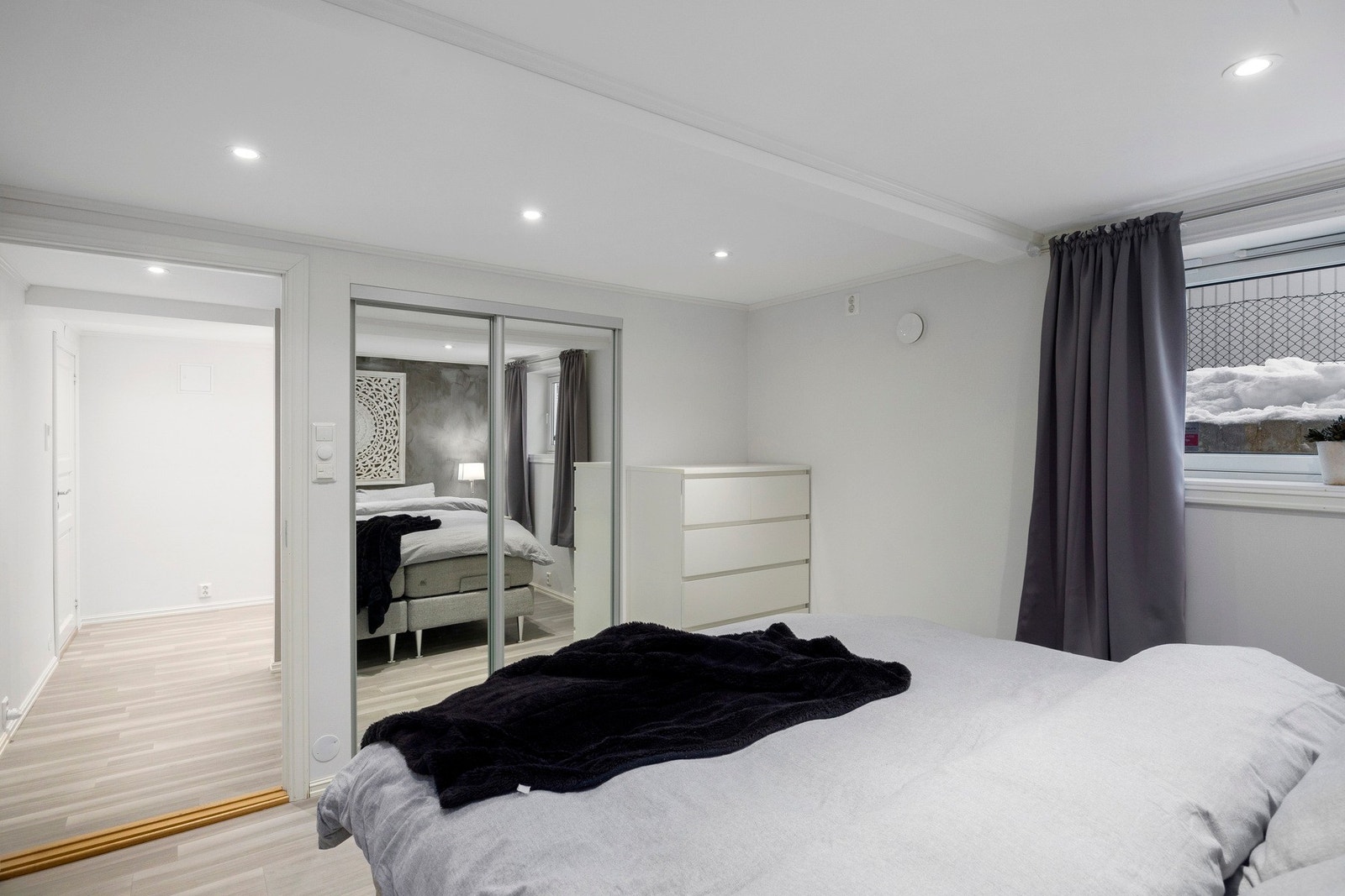 Rommet er av god størrelse og har en rekke møbleringsmuligheter. Rommet er ikke omsøkt og dermed ikke godkjent for varig opphold. Galleribilde