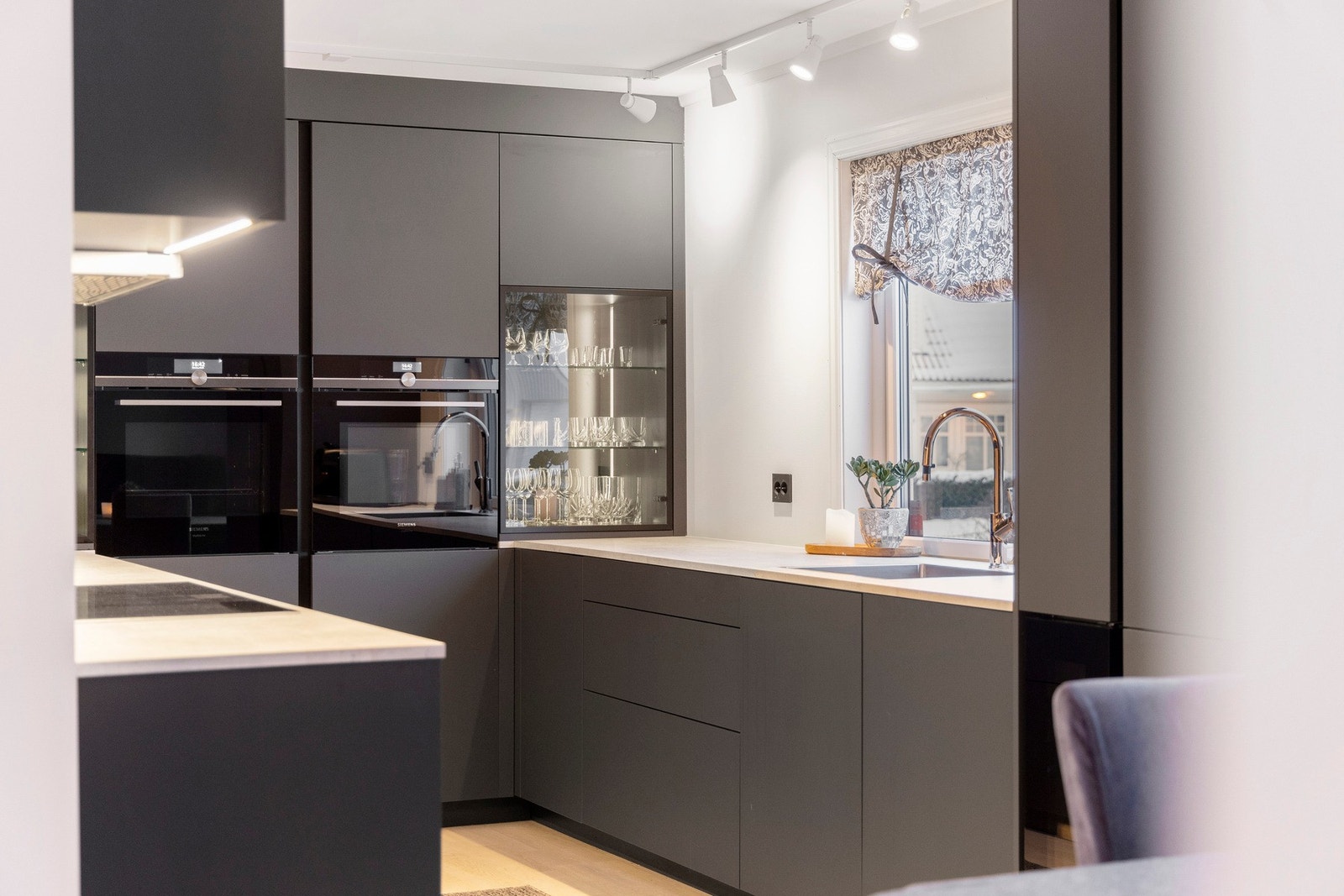 Et moderne og slitesterkt kvalitetskjøkken fra Rotpunkt med integrerte hvitevarer fra Siemens. Galleribilde