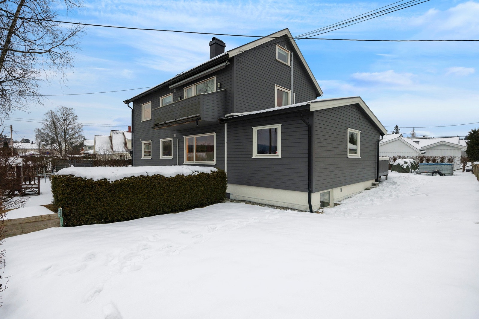 Tak og pipehatt ble byttet i 2010. Sommeren 2025 ble huset malt. Galleribilde