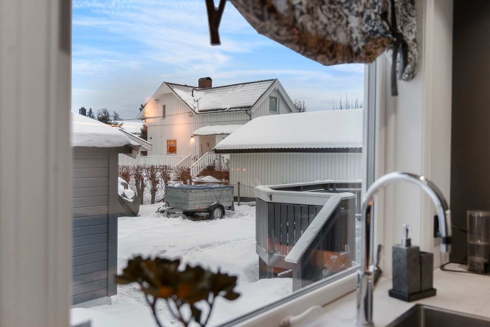 Det er store vindusflater på tre sider av boligen som gir godt med lysinnslipp. Galleribilde