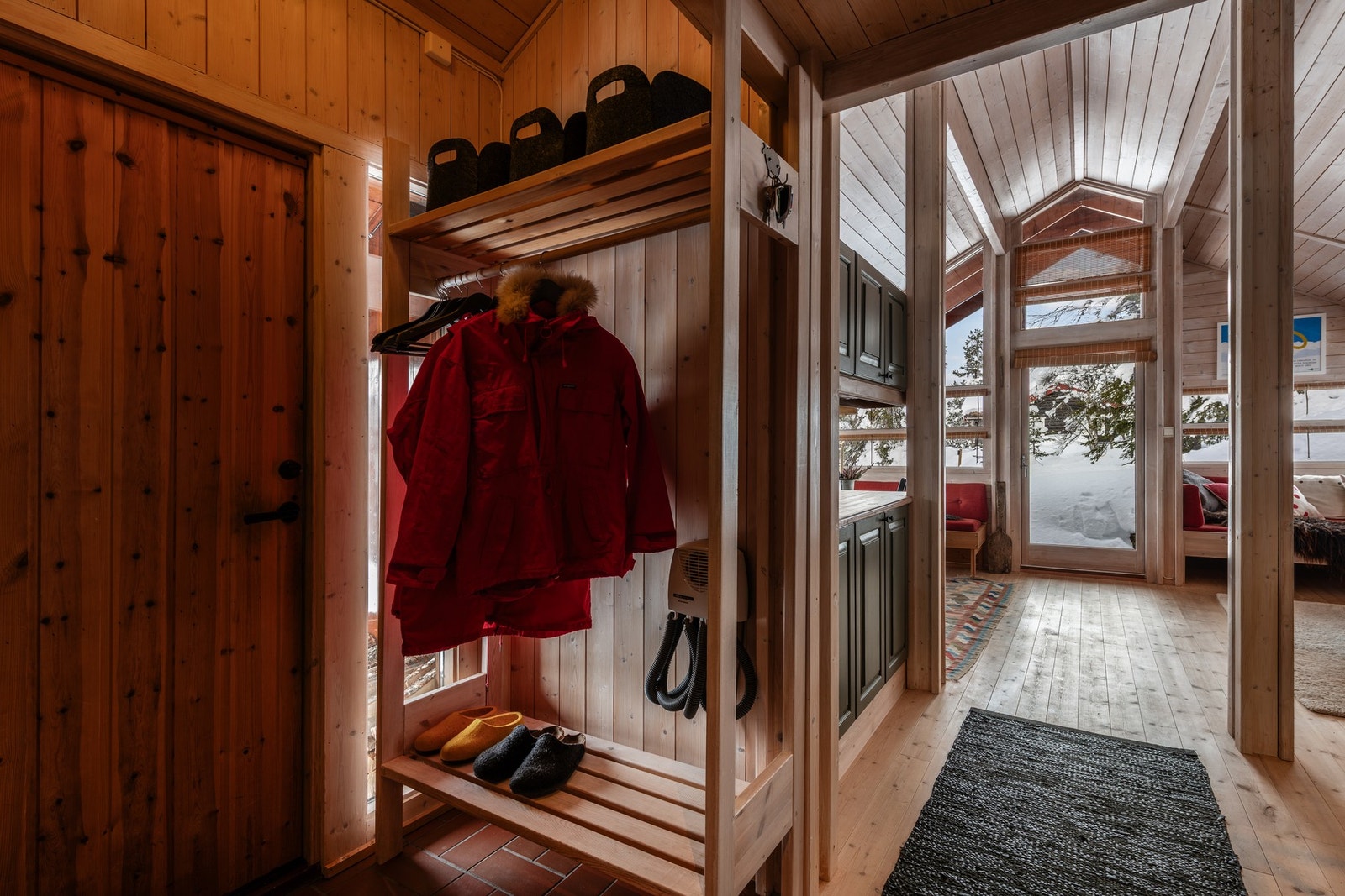 Gangen innover mot stue og kjøkken i hytta. Galleribilde