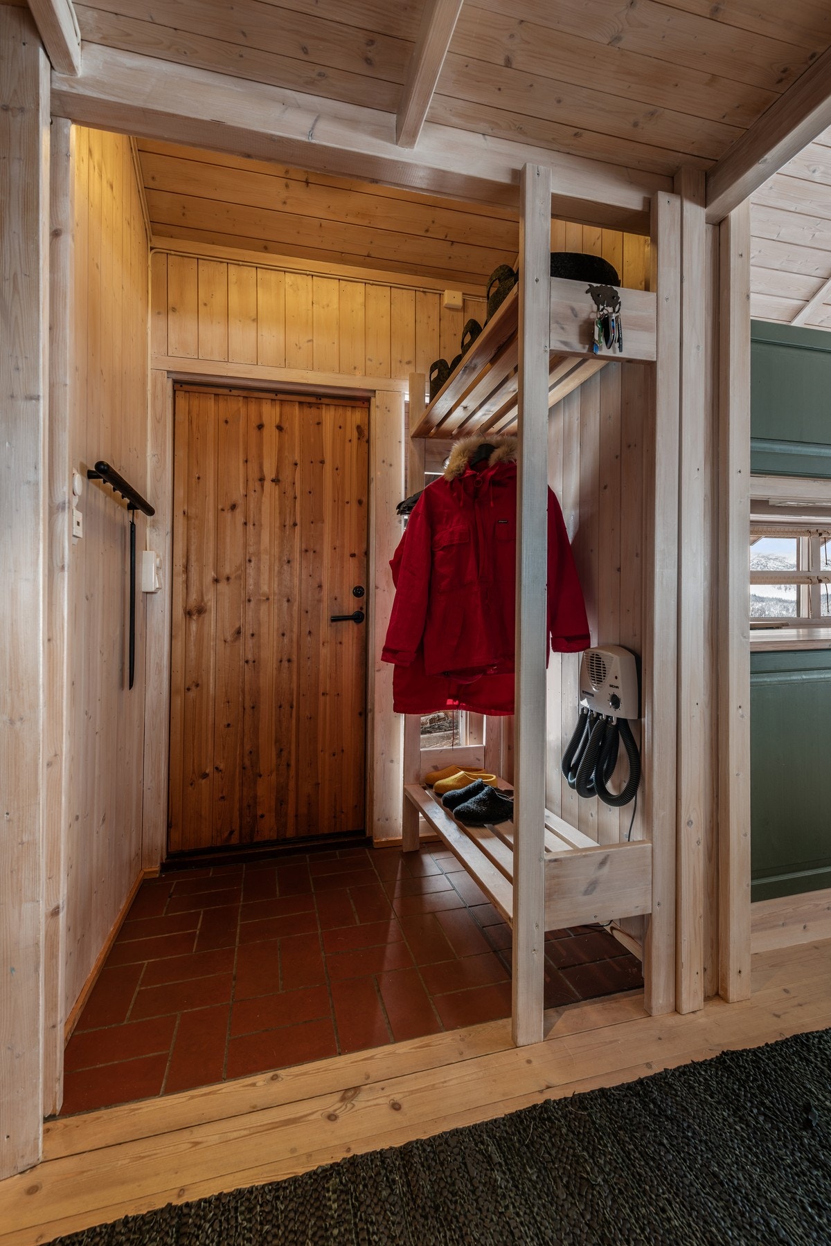 Hytta har vindfang med plass til å sette fra seg klær og sko. Galleribilde