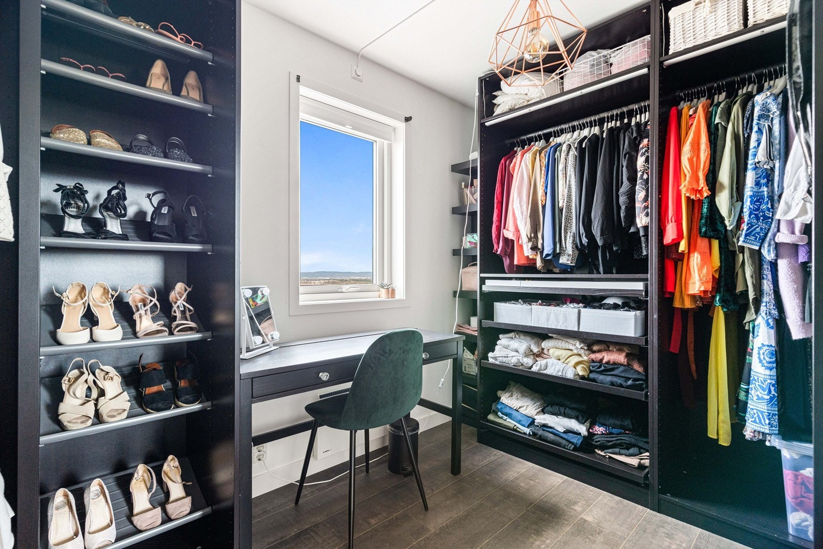 Det femte soverommet, som for øyeblikket benyttes som omkledningsrom tilbyr fleksibel bruk av rommet. Dette gir mulighet for tilpasning etter behov, enten som soverom eller som et praktisk funksjonsrom. Galleribilde