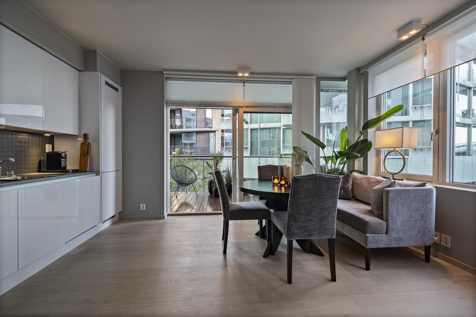 Kjøkkeninnredningen er fra Crown og har glatte hvite froter. Det er integrerte hvitevarer. Galleribilde