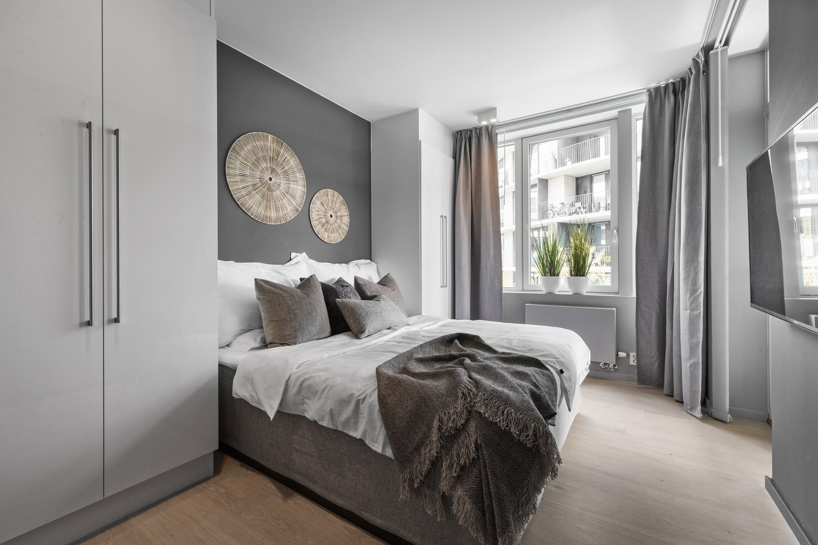 I tillegg til walk-in garderobe medfølger det plassbyget garderobeskap. Galleribilde