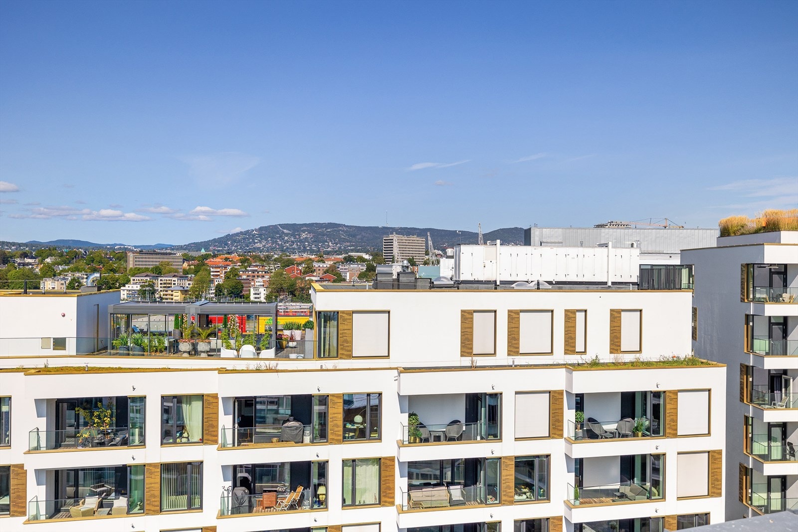 Fra takterrassen har du utsikt mot Holmenkollen og Tryann. Galleribilde