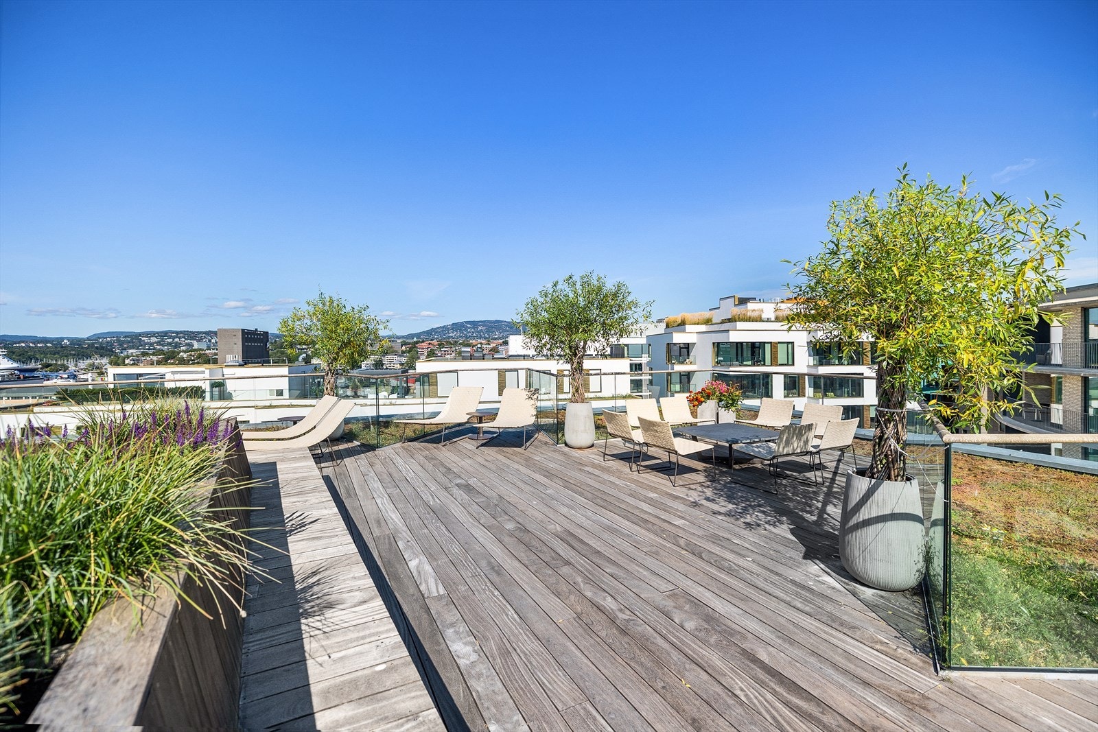 De ulike sonene gjør at man kan være flere på terrassen samtidig uten å sitte oppå hverandre. Galleribilde