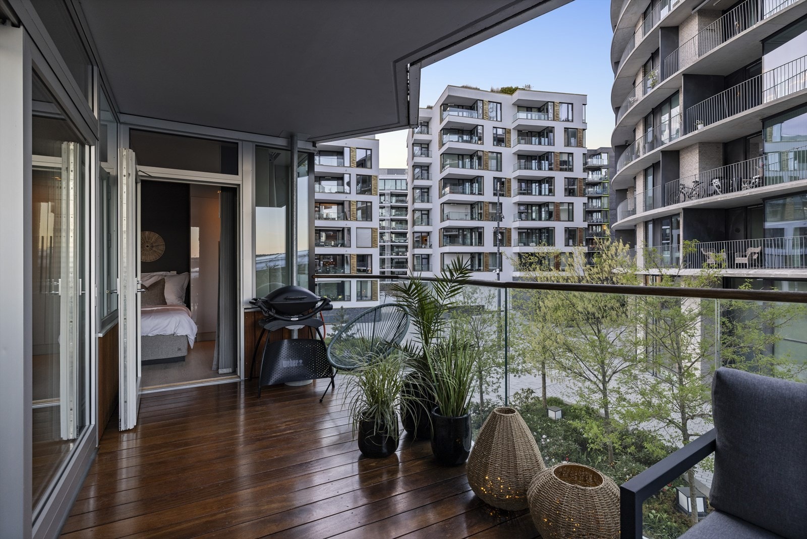 Den overbygde balkongen er lun og innbyr til lange kvelder utendørs. Galleribilde