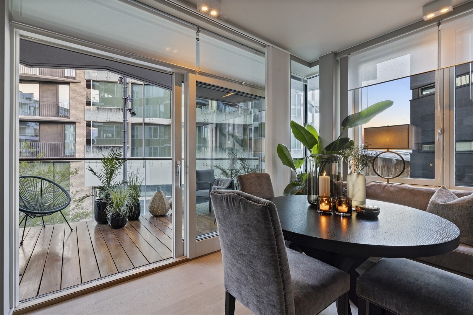 Det er utgang til den flotte balkongen fra stuen via ens tor skyvedør. Galleribilde