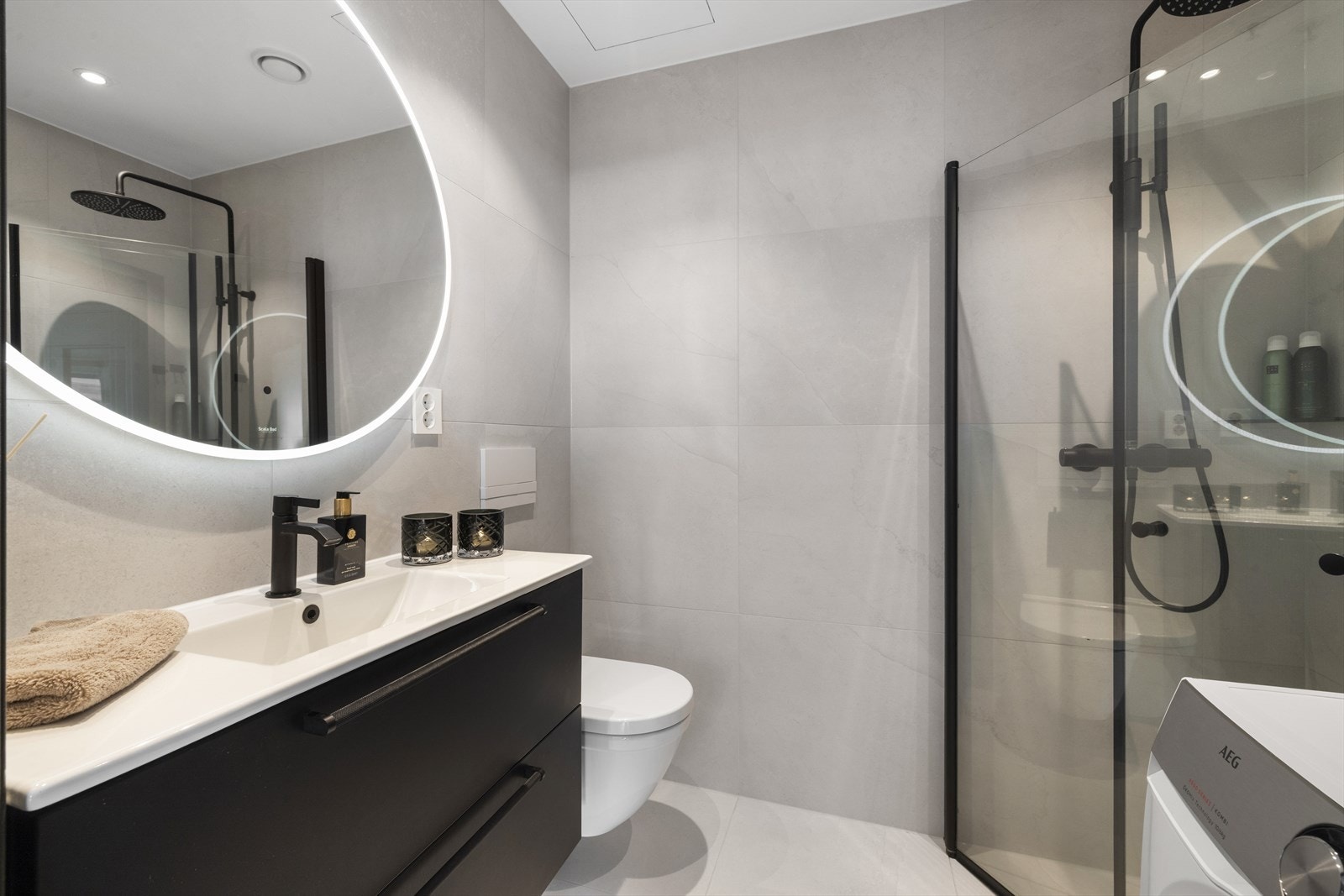 Speil med integrert lys over servanten. Galleribilde