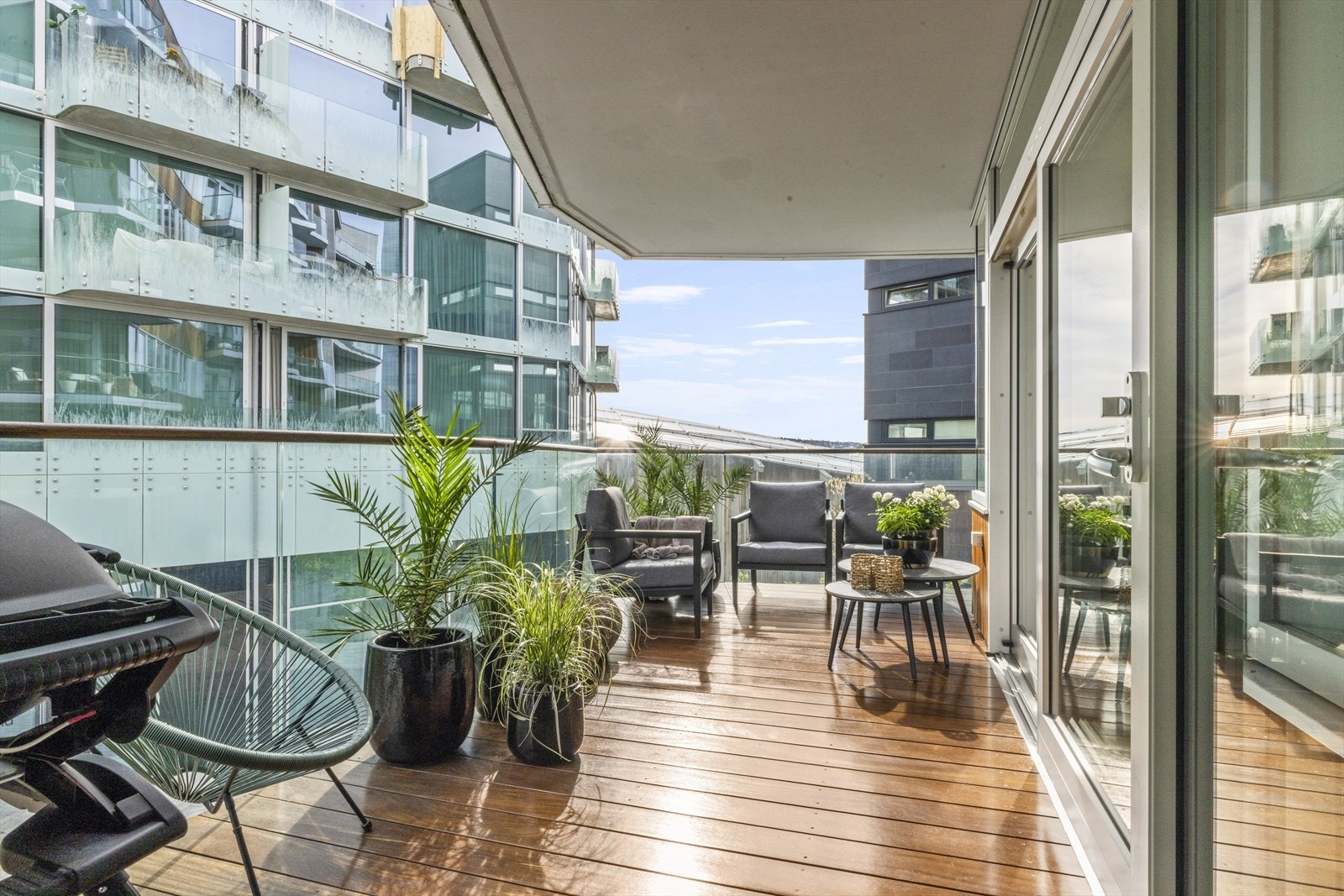 Sommerstid blir den fine balkongen er naturlig forlengelse av stuen. Galleribilde