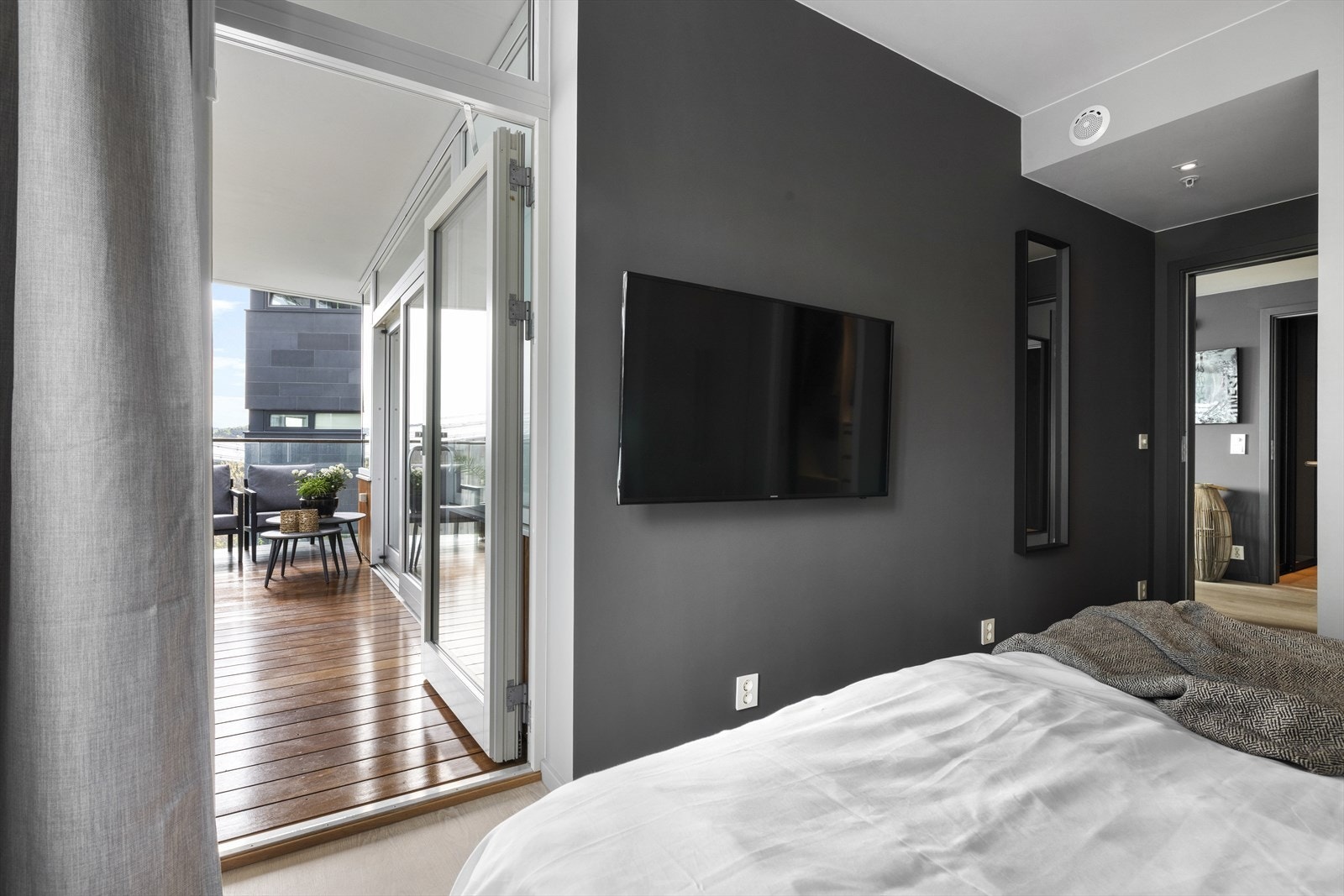 Fra hovedsoverommet er det direkte adkomst til balkongen. Galleribilde