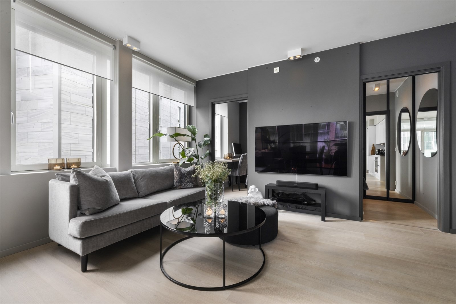 Solskjerming på alle vinduene følger med. Galleribilde