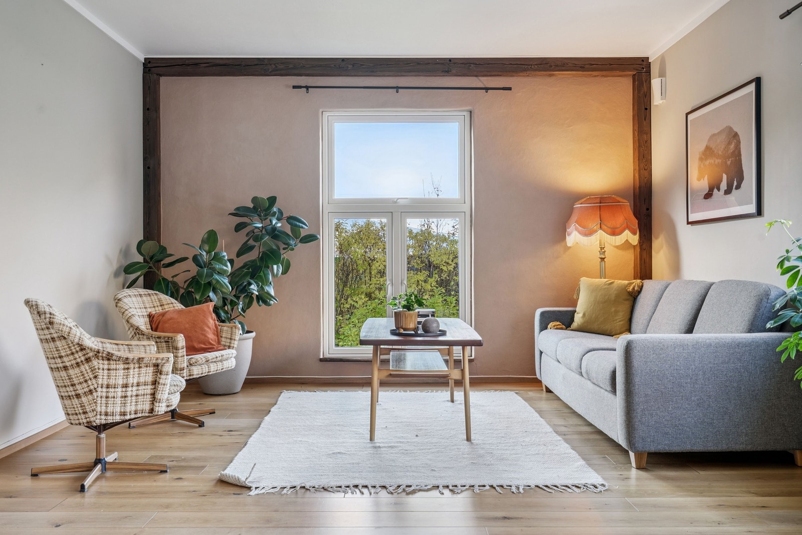 Lys og romslig stue med flott utsikt. Galleribilde