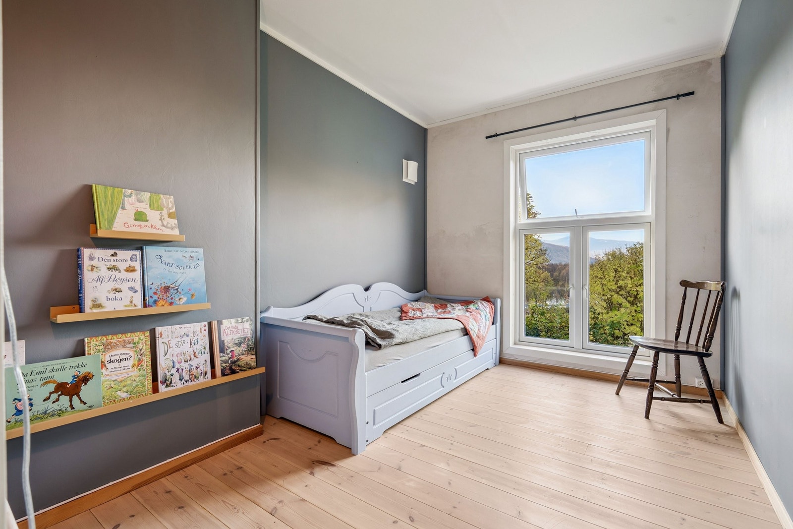 Soverom nr. 3, utsikt til elv, skog og fjell. Galleribilde