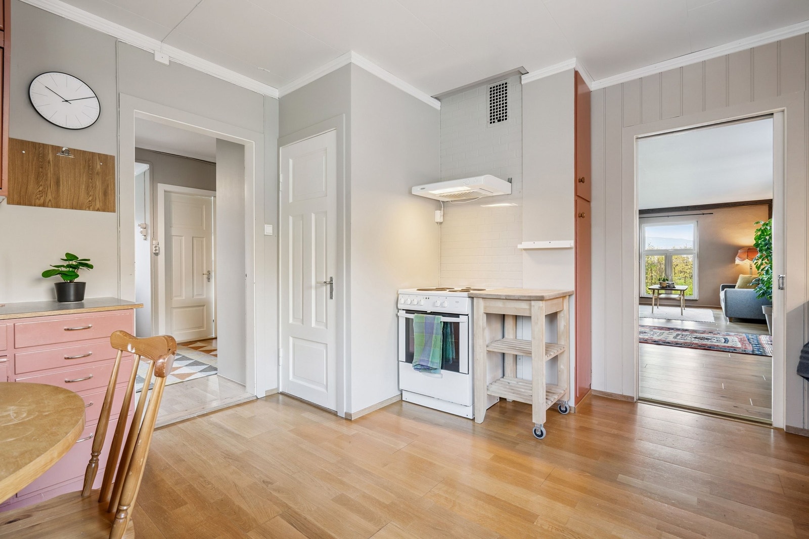 Stort og hyggelig vintagekjøkken fra 70-tallet. God benkeplass og plass for spisebord. Flott utsikt til Storala, Tverrfjellet og Vesle Ala. Galleribilde