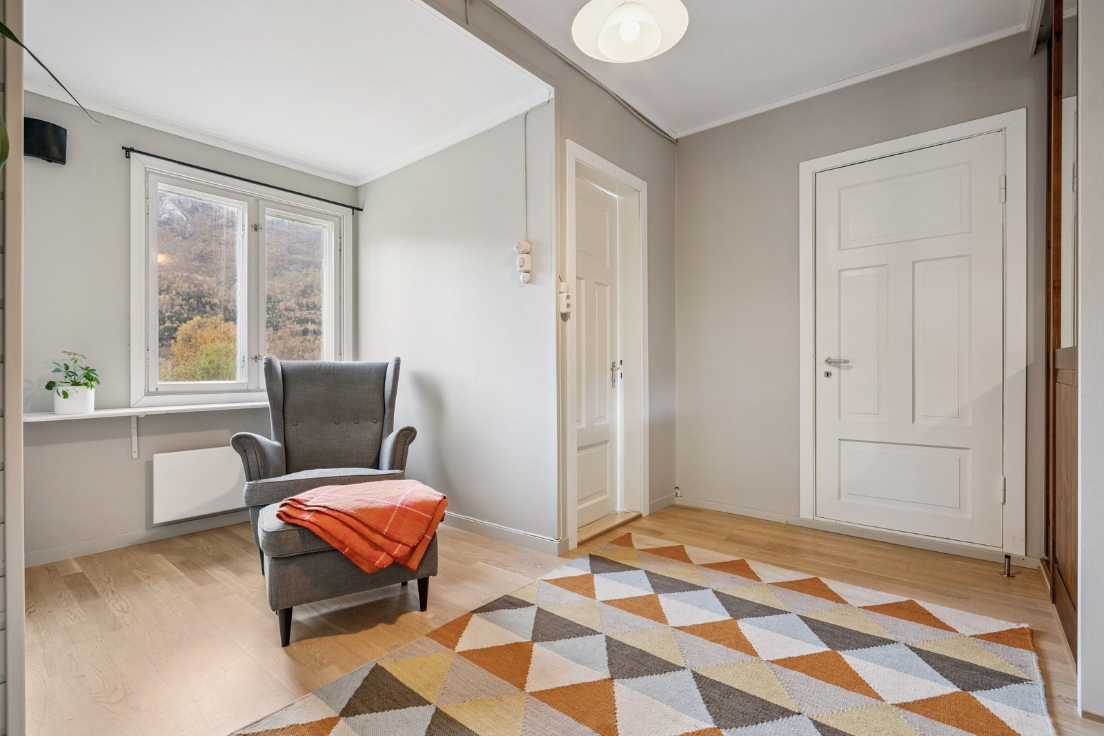 Mellomgang med oppbevaringsmuligheter. Galleribilde