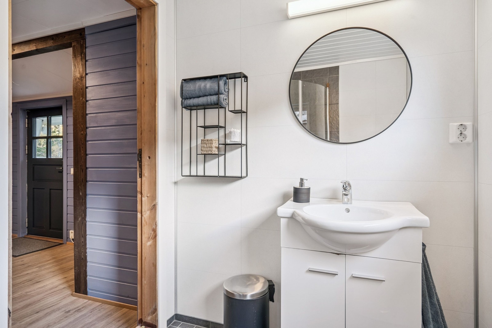 Nyoppusset bad med toalett og dusj. Plass til å sette inn toppmatet vaskemaskin. Galleribilde